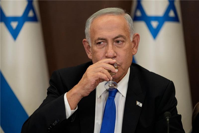 Vereidigung: Sorge um Netanjahus rechts-religiöse Regierung Israels Ministerpräsident Benjamin Netanjahu spricht während einer Kabinettssitzung.