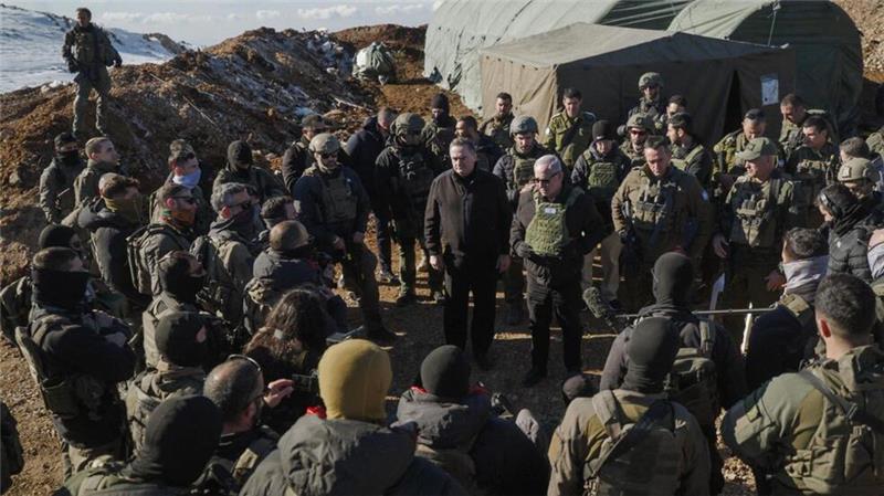 Kritik an Israels Vorstoß in Syrien reißt nicht ab Israels Ministerpräsident Netanjahu und Verteidigungsminister Katz besichtigen die Pufferzone auf den Golanhöhen.