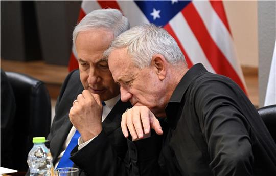 Israels Parlament hat die Bildung einer Notstandsregierung von Ministerpräsident Benjamin Netanjahu und Oppositionspolitiker Benny Gantz gebilligt.