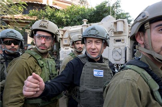 Israels Premier Benjamin Netanjahu (M) hält eine Sicherheitsbesprechung mit Kommandeuren und Soldaten ab.
