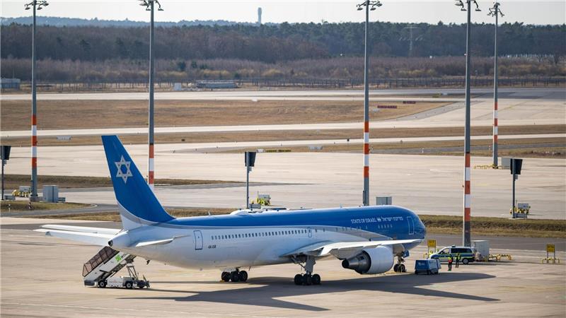 Israels Staatsflugzeug „Flügel Zions“ steht am Flughafen BER.