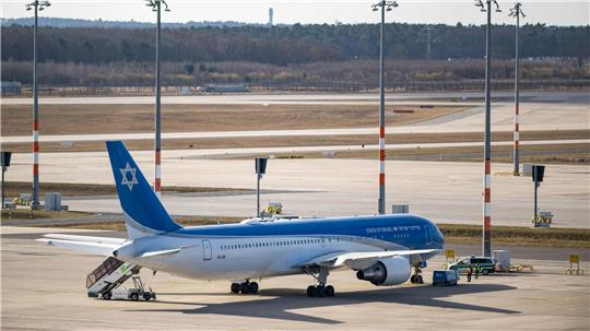 Israels Staatsflugzeug „Flügel Zions“ steht am Flughafen BER.