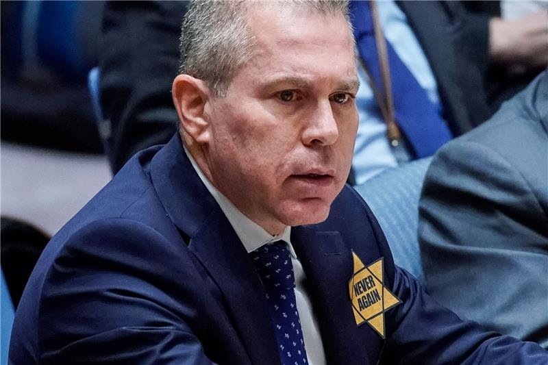 Israels UN-Botschafter mit gelbem Stern: Vergleich mit D-Day Israels UN-Botschafter Gilad Erdan mit dem gelben Davidstern.