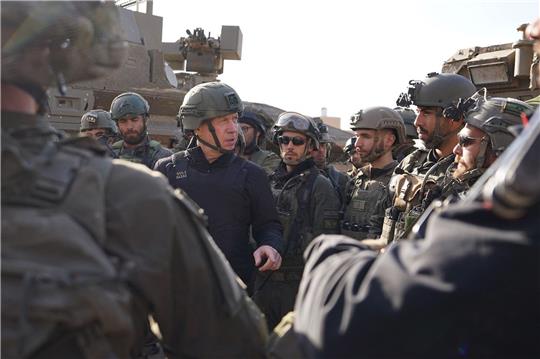 Israels Verteidigungsminister Yoav Galant (M) will einem Bericht zufolge die Kämpfe gegen die Hamas auf Rafah auszuweiten.