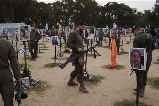 Isreaelische Soldaten besuchen die Stelle, an der am 7. Oktober bei einem Angriff der Hamas auf dem Nova-Musikfestival in Re'im Feiernde getötet wurden.