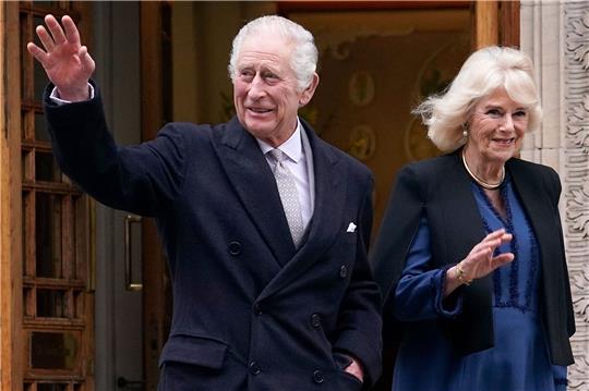Ist König Charles erkrankt oder weilt im Ausland, kann er einige Aufgaben an «Counsellors of State» übertragen. Dabei handelt es sich traditionell um die Ehefrau des Monarchen, also Königin Camilla, sowie die ersten vier Personen der Thronfolge.