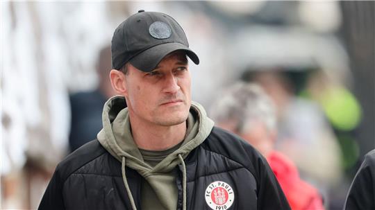 Ist als Krisenmanager gefordert: St. Paulis Trainer Alexander Blessin. (Archivbild)