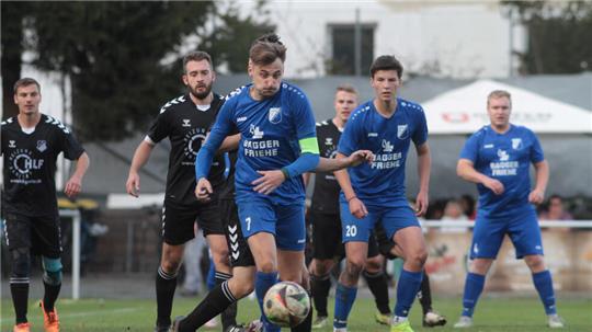 Ist als Tabellenführer der Gejagte: Fußball-Nordharzligist FG Vienenburg/Wiedelah, hier Kapitän Dennis Höver am Ball, belegt momentan den Aufstiegsplatz. Viele Trainer haben es bereits abgeschrieben, den Vizemeister der beiden vergangenen Jahre noch zu verdrängen.