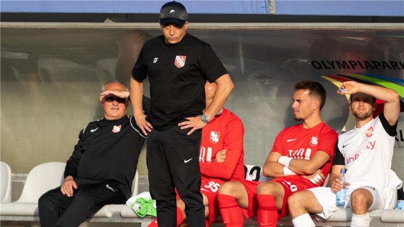 Ist auch in der kommenden Saison Drittliga-Trainer: Havelses Samir Ferchichi (2.v.l). (Archivbild) 