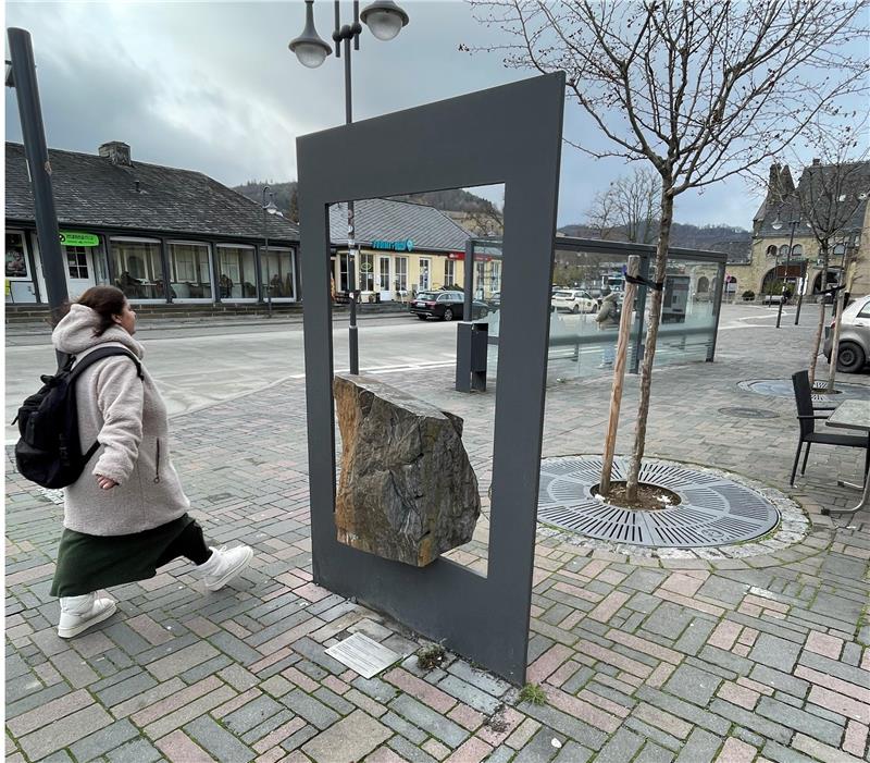 Über heißes Pflaster in der Kaiserstadt Das Foto zeigt einen Brocken mit Erzgestein in einem Metallrahmen, der in der Nähe der Bushaltestelle am Bahnhofsplatz steht.