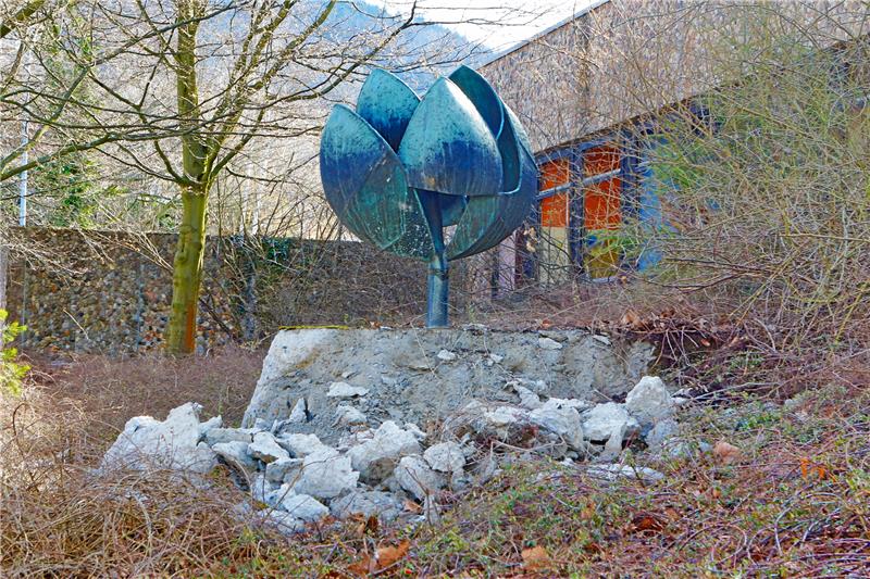 Goslar: Kunst am Bau vom Sockel gehauen Ist das Kunst oder kann das weg? Das ist Kunst – zu der eigentlich auch der Sockel gehört. Aber der ist nun weg. Foto: Epping