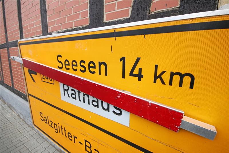 Bürgerbüro und Polizeidienststelle: Neue Bestimmung für Lutters altes Rathaus Ist das Rathaus in Lutter schon gestrichen? Nein, den roten Balken hat das Verkehrsschild einer Baustelle zu verdanken. Das Gebäude wird künftig anders genutzt.