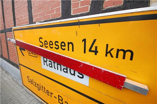 Ist das Rathaus in Lutter schon gestrichen? Nein, den roten Balken hat das Verkehrsschild einer Baustelle zu verdanken. Das Gebäude wird künftig anders genutzt.