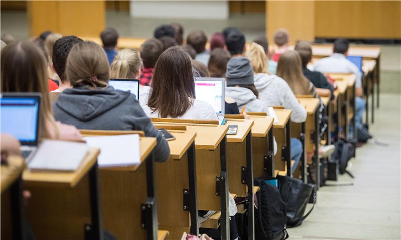 Ausbildung oder Studium: Wohin nach der Schule? Ist das Studium wirklich die richtige Entscheidung? Foto: picture alliance/dpa | Sebastian Gollnow