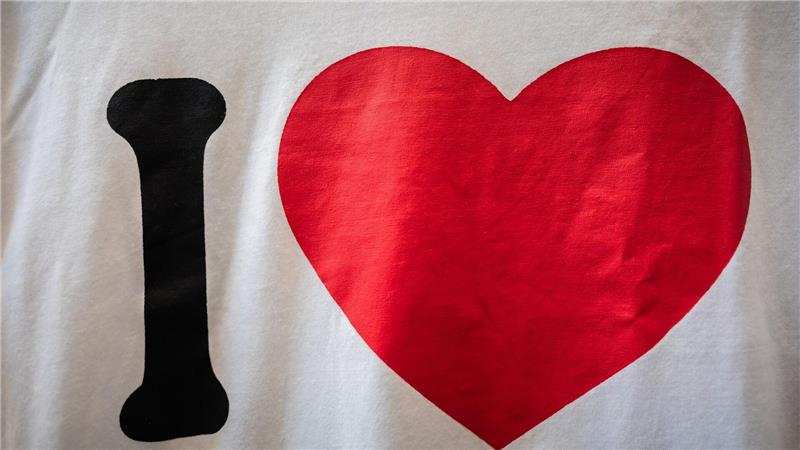 EU-Gericht: Kein Schutz für „I love“-Design auf Kleidung Ist der Aufdruck an bestimmten Stellen eine Marke? Das hatte das EU-Gericht zu entscheiden.