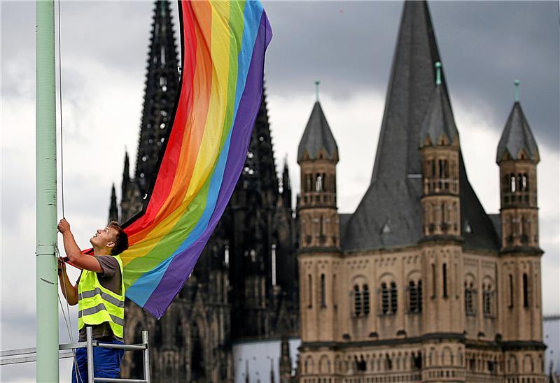 Ist der Gedanke, mehr Diversität zu ermöglichen, auch in den deutschen Kirchen angekommen? Die Braunschweiger Landessynode hat sich im November 2021 zumindest dafür entschieden, auch gleichgeschlechtliche und diverse Paare zu trauen. Foto: Oliver Berg/dpa