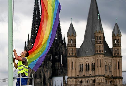 Ist der Gedanke, mehr Diversität zu ermöglichen, auch in den deutschen Kirchen angekommen? Die Braunschweiger Landessynode hat sich im November 2021 zumindest dafür entschieden, auch gleichgeschlechtliche und diverse Paare zu trauen. Foto: Oliver Berg/dpa