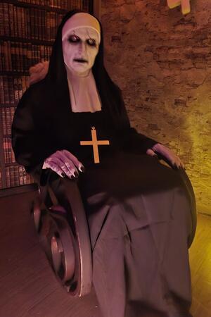 Ist diese Nonne echt? Ja, sie ist es, zumindest die Person hinter der Maskerade.