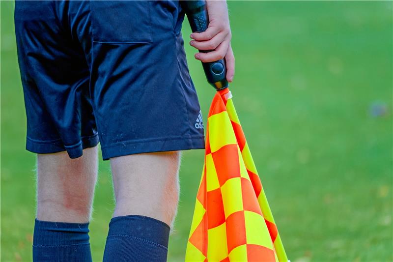 Sportgericht: Bezirk kassiert Urteil des Fußballkreises Nordharz Ist ein Spiel erst einmal angepfiffen, kann einzig ein Assistent den Schiedsrichter im Notfall ersetzen. Foto: Drechsler