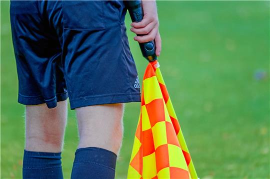 Ist ein Spiel erst einmal angepfiffen, kann einzig ein Assistent den Schiedsrichter im Notfall ersetzen. Foto: Drechsler