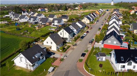 Ist für eine Mehrheit der Deutschen der Wohntraum: das freistehende Einfamilienhaus. (Symbolbild)