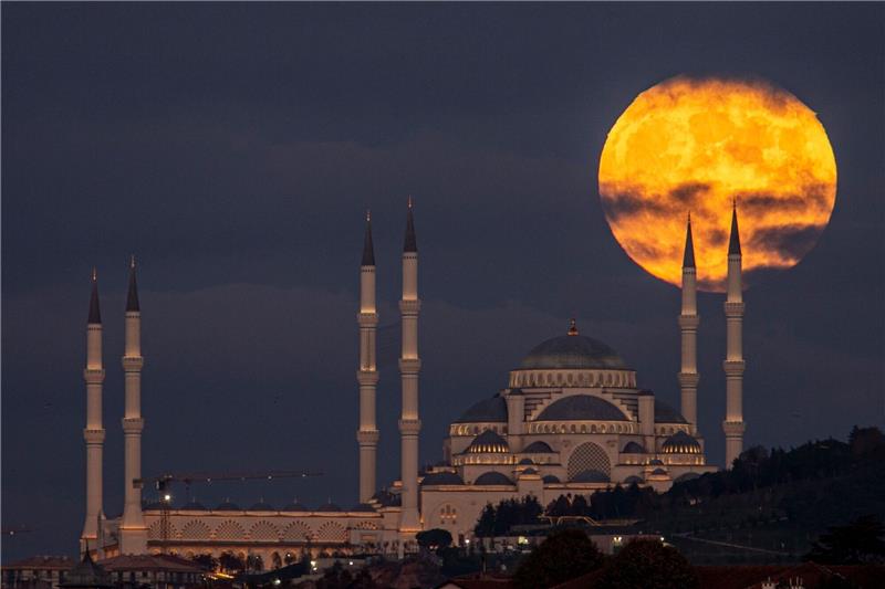 Mindestens 80 Verletzte bei Erdbeben in Westtürkei Istanbul bei Nacht. Um vier Uhr morgens hat in der Westtürkei die Erde gebebt.