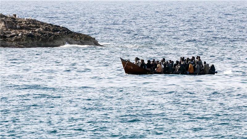 Asylverfahren auslagern? Gerichtshof verschärft Bedingungen Italien wollte die Asylanträge von auf dem Mittelmeer gestoppten Migranten aus sicheren Herkunftsländern in Albanien prüfen und sie erst dann einreisen lassen. Jetzt äußert sich der EuGH zu einem Aspekt dieses Modells. (Archivbild)
