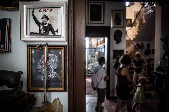 Italiener besuchen das Haus des ehemaligen italienischen Diktators Benito Mussolin in Forli, das um die Jahrtausendwende der Familie Mussolini abgekauft und in ein privates Museum umgewandelt wurde.