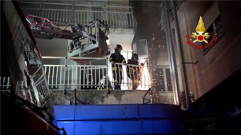 Mehrere Tote nach Krankenhausbrand bei Rom Italienische Feuerwehrleute arbeiten auf dem Balkon eines Gebäudes des Krankenhauses San Giovanni Evangelista, nachdem ein Feuer ausgebrochen war.
