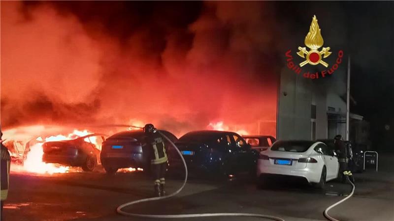 Italienische Feuerwehrleute löschen brennende Teslas (Handout)