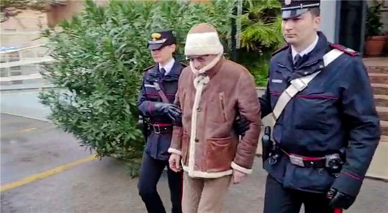 Meistgesuchter Mafioso Italiens verhaftet Italienischen Carabinieri führen Matteo Messina Denaro ab.