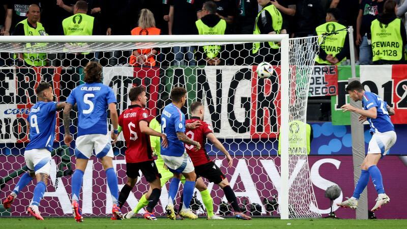 „Hätte schiefgehen können“: Italien meistert erste EM-Hürde Italiens Alessandro Bastoni (r) trifft per Kopf zum 1:1-Ausgleich.