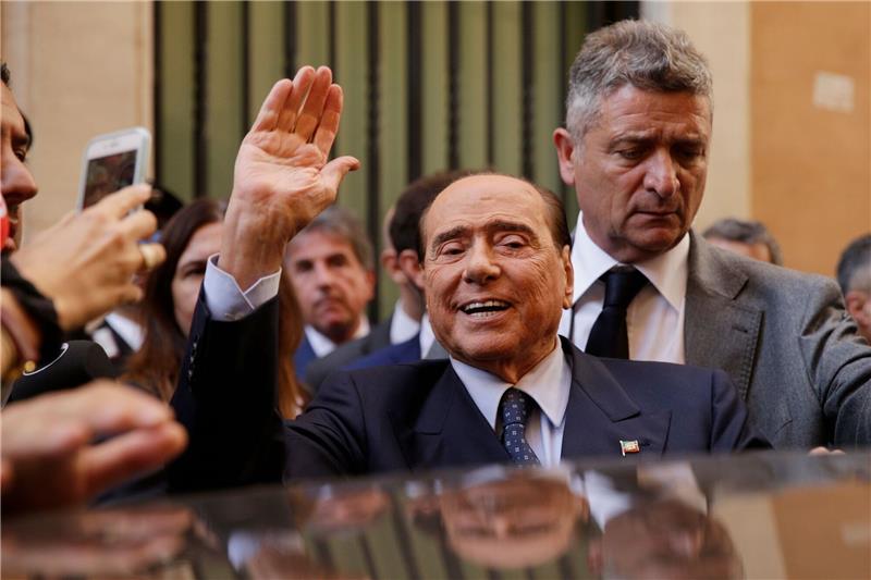 Putin-Wodka für Berlusconi möglicher Sanktionsverstoß Italiens Ex-Ministerpräsident Silvio Berlusconi wird in Rom von Journalisten umringt.