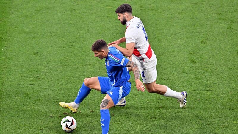 Italien weiter: Spätes Tor zerstört Modric‘ historischen Tag Italiens Giovanni Di Lorenzo (l) im Zweikampf mit dem Kroaten Josko Gvardiol.