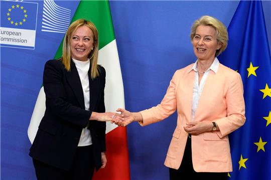 Italiens Ministerpräsidentin Giorgia Meloni (l) ist nach Brüssel gereist und hat Ursula von der Leyen getroffen.