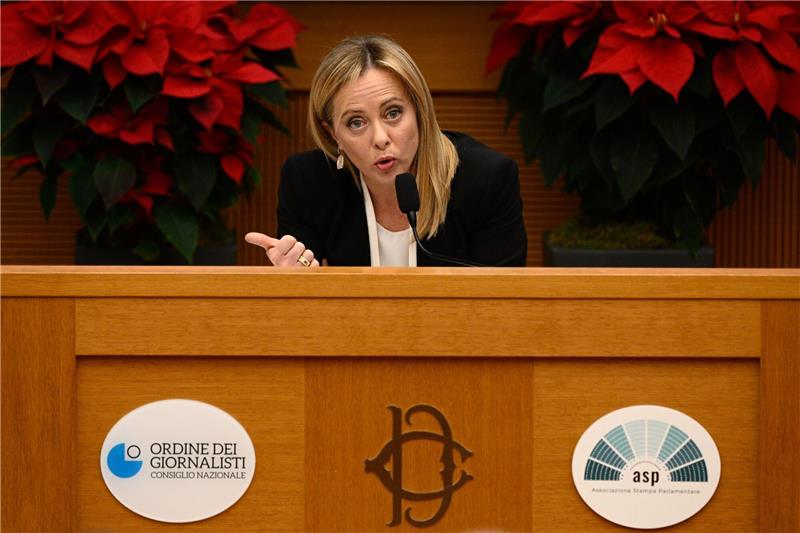 Italien verabschiedet Gesetz gegen illegale Rave-Partys Italiens Ministerpräsidentin Giorgia Meloni spricht während ihrer ersten Pressekonferenz zum Jahresende.