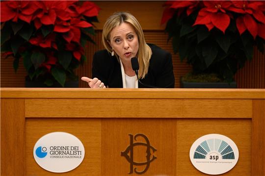 Italiens Ministerpräsidentin Giorgia Meloni spricht während ihrer ersten Pressekonferenz zum Jahresende.