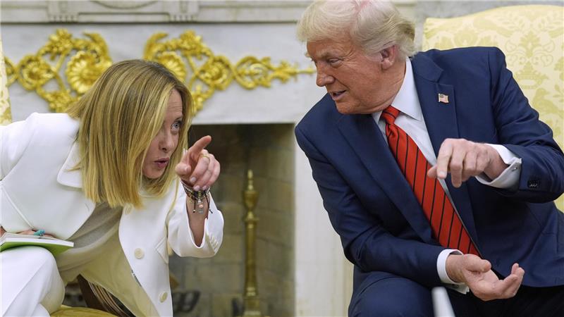 Italiens Ministerpräsidentin Giorgia Meloni spricht bei ihrem Treffen mit US-Präsident Donald Trump im Oval Office des Weißen Hauses in Washington. +++ dpa-Bildfunk +++