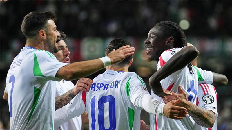 Italiens Moise Kean (r) traf zur Führung, musste dann aber verletzt ausgewechselt werden.