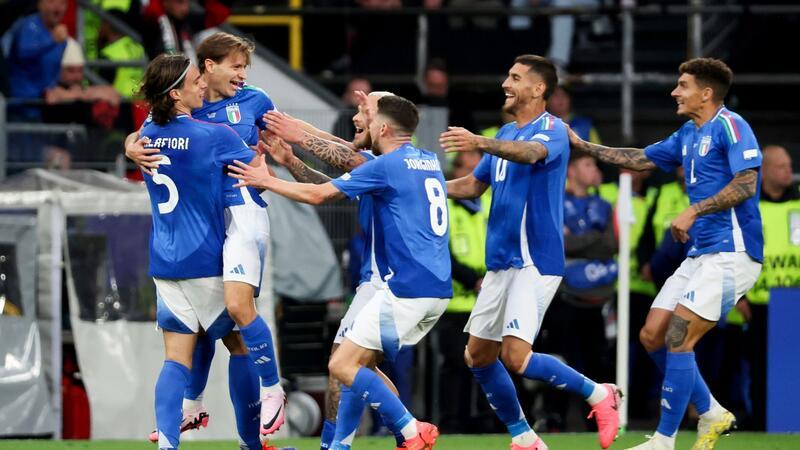 „Hätte schiefgehen können“: Italien meistert erste EM-Hürde Italiens Nicolò Barella (2vl) wird nach seinem Tor zum 2:1 von den Teamgefährten umjubelt.