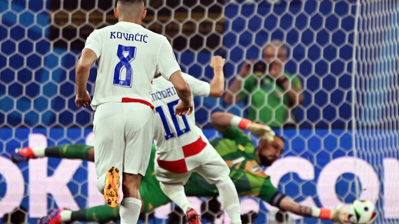 Italien weiter: Spätes Tor zerstört Modric‘ historischen Tag Italiens Torhüter Gianluigi Donnarumma (hinten) hält einen Elfmeter von Luka Modric.