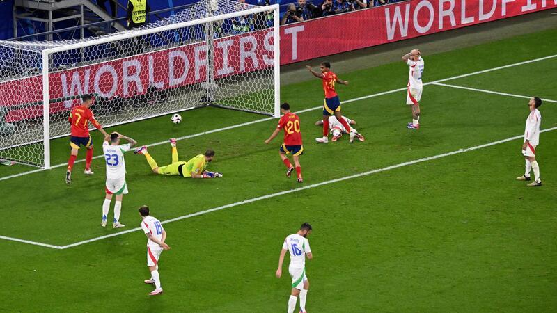 Italiens Torhüter Gianluigi Donnarumma liegt nach dem Gegentor am Boden. Die Spanier jubeln, während die Italiener enttäuscht auf dem Platz stehen.