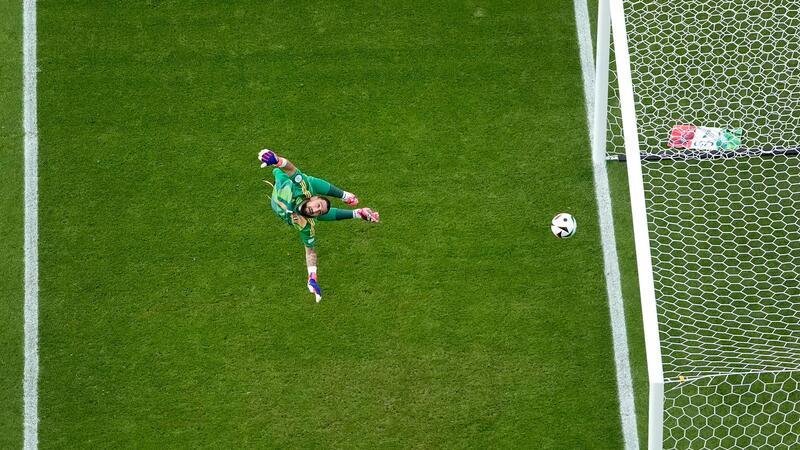 Debakel für Titelverteidiger Italien: Aus gegen die Schweiz Italiens Torhüter Gianluigi Donnarumma war beim zweiten Tor der Schweizer chancenlos.