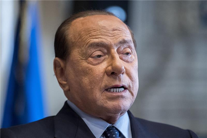 Berlusconi wegen chronischer Leukämie in Klinik Italiens ehemaliger Ministerpräsient Silvio Berlusconi - hier zu sehen auf einem Foto aus dem Jahr 2019 - ist seit Jahren gesundheitlich angeschlagen.