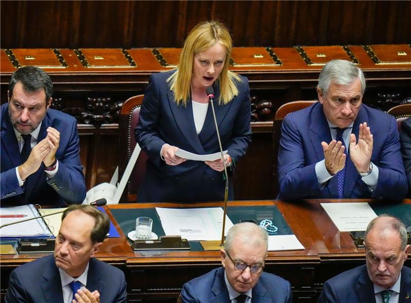 Regierungserklärung: Meloni verkündet Kampf gegen Migranten Italiens neue Ministerpräsidentin Giorgia Meloni (M) spricht sich bei ihrer ersten Regierungserklärung gegen die zivile Seenotrettung aus.