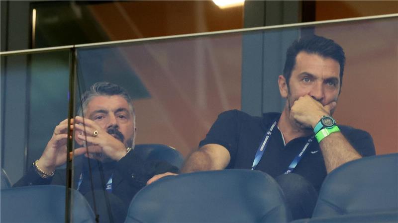 Italiens neuer Nationaltrainer Gennaro Gattuso (l) erlebte ein spannendes K.o.-Duell.