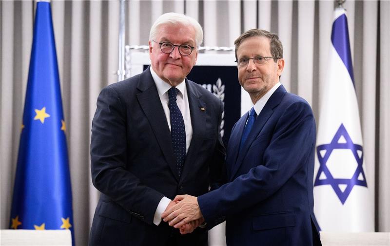 Steinmeier in Israel - „Unsere Solidarität gilt” Izchak Herzog (r), Präsident von Israel, und Bundespräsident Frank-Walter Steinmeier geben sich vor einem Gespräch im Amtssitz des Präsidenten die Hand.