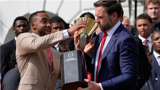 JD Vance zerlegt Trophäe.