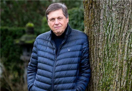 «Ja. Da draußen gibt es welche, aber wir werden sie nie treffen. Selbst kommunizieren werden nie mit ihnen. Aber es muss sie geben», sagt der Physiker und frühere Astronaut Ulrich Walter.