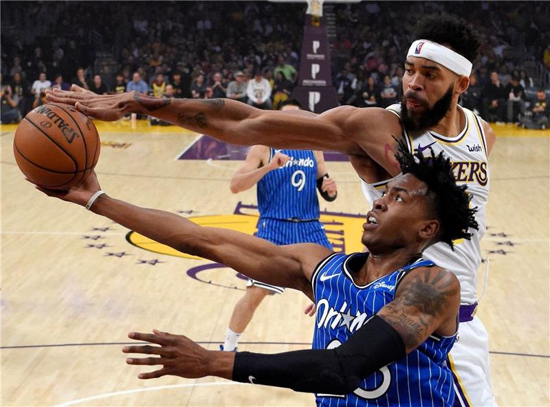 Ehemaliger NBA-Basketballer wechselt nach Vechta JaVale McGee (r) von den Los Angeles Lakers gegen Wesley Iwundu von den Orlando Magic (vorne).